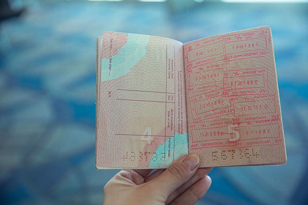 Passaporte aberto com carimbos de viagem